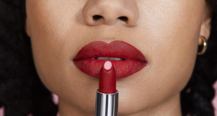 Il primo rossetto mat al mondo con un cuore di acido ialuronico.