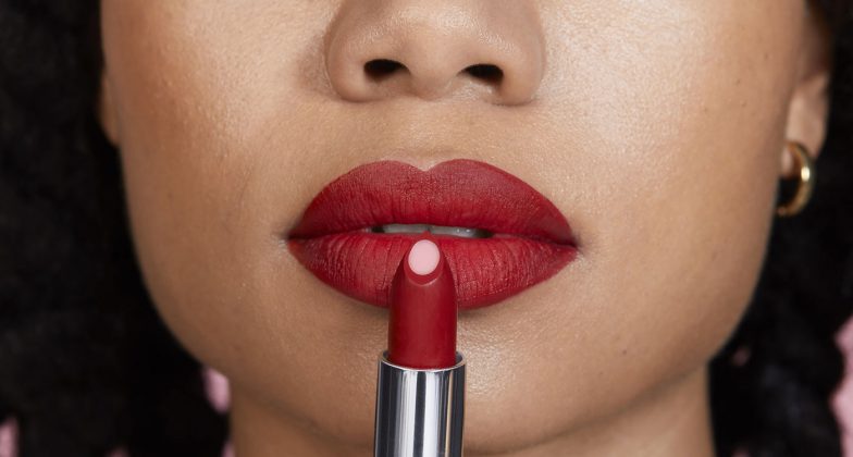 Il primo rossetto mat al mondo con un cuore di acido ialuronico.